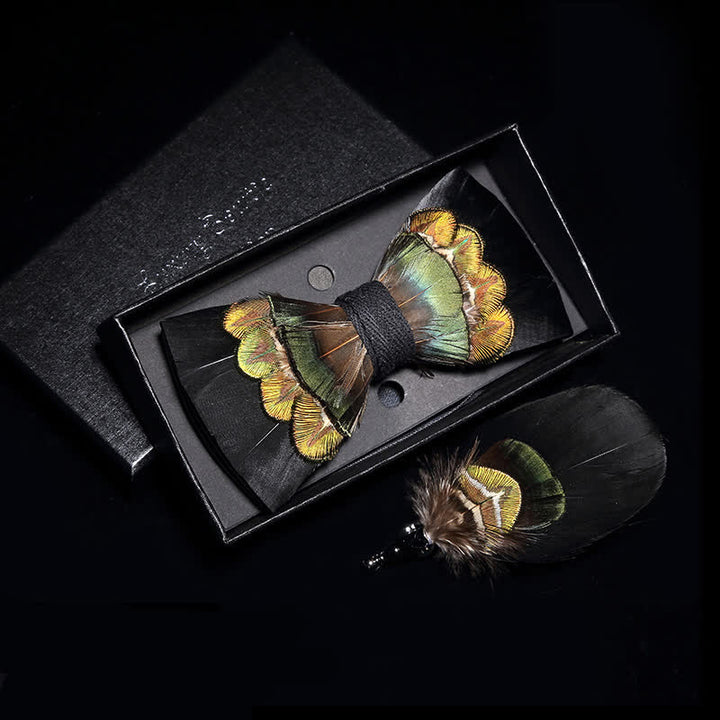 Papillon con piume nere e giallo-verdi con spilla da bavero