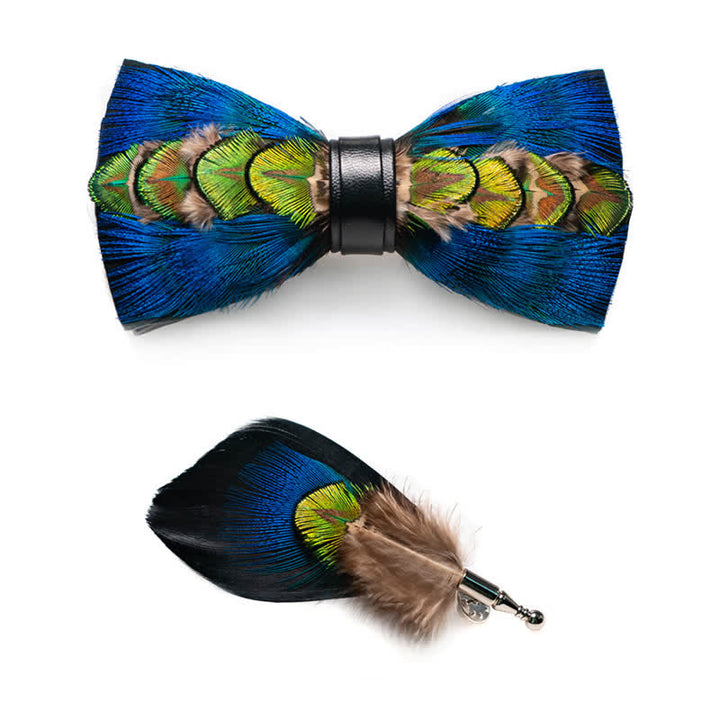 Papillon con piume blu e verde-giallo con spilla da bavero