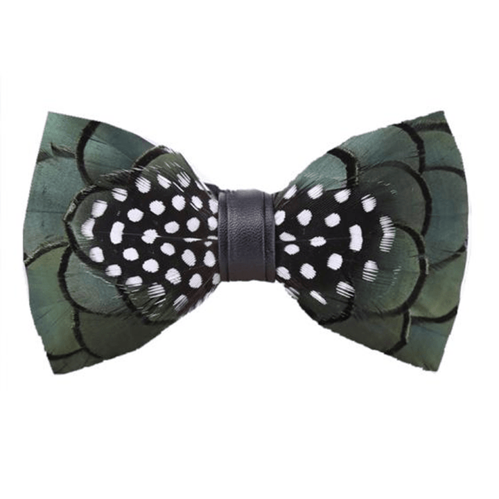 Papillon con piume verde scuro chic per bambini con spilla da bavero