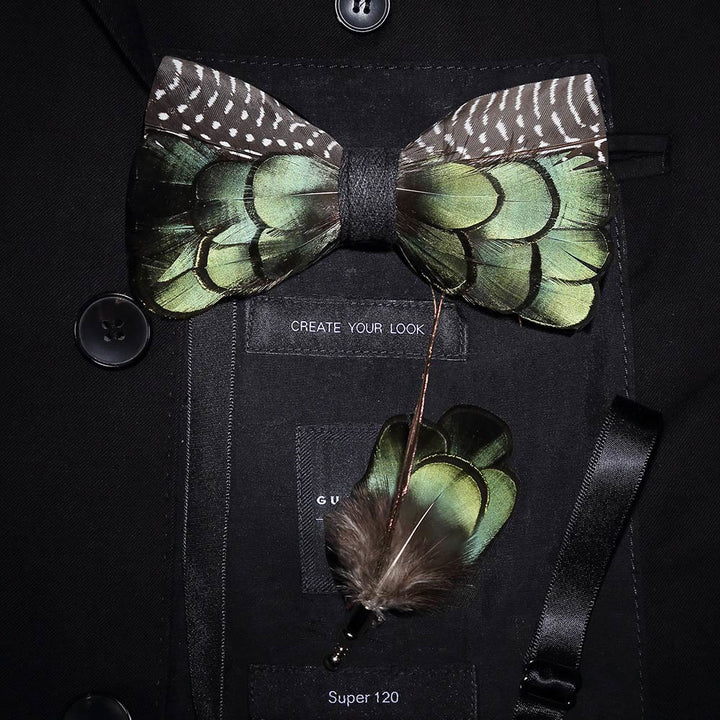 Papillon in piuma d'oca di pavone verde e marrone con spilla da bavero