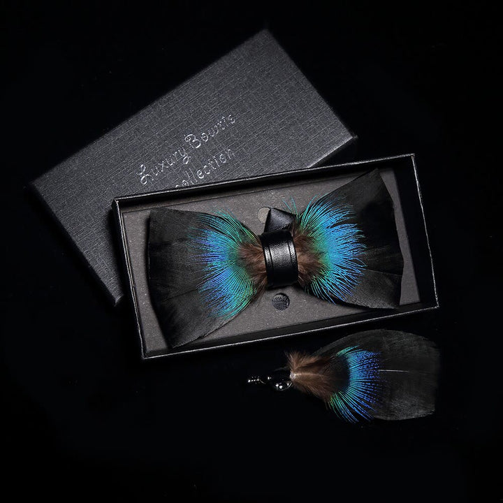 Papillon versatile in piuma nero e blu con spilla da bavero