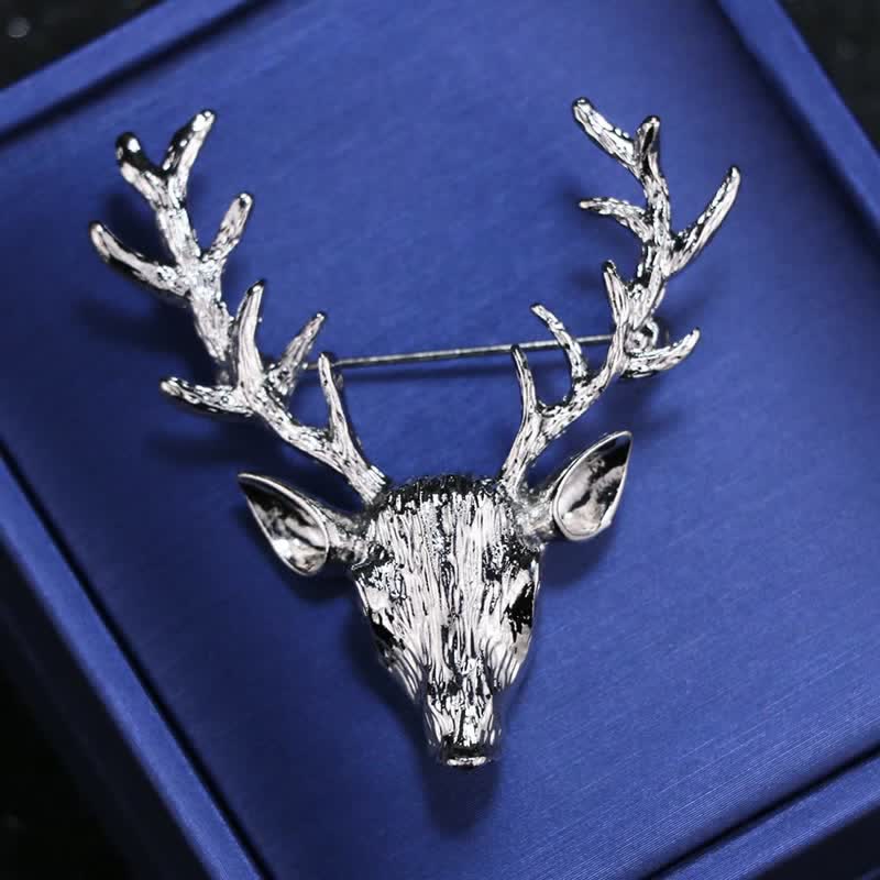 Spilla da uomo con testa di cervo in corno