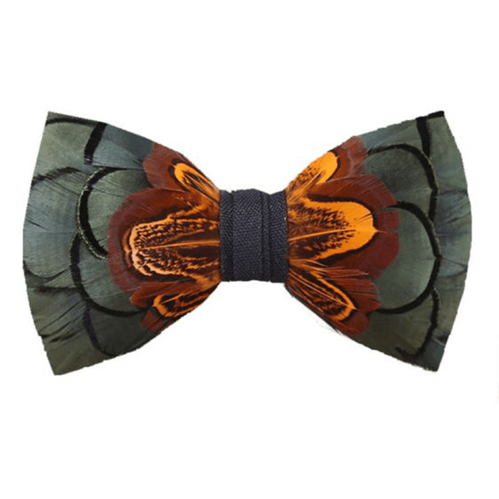 Cravatta a farfalla con piume DarkSeaGreen e Rust con spilla da bavero