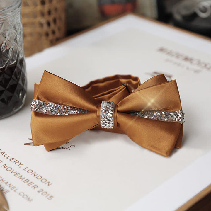 Set da uomo con papillon e fazzoletto da taschino in raso con strass scintillanti