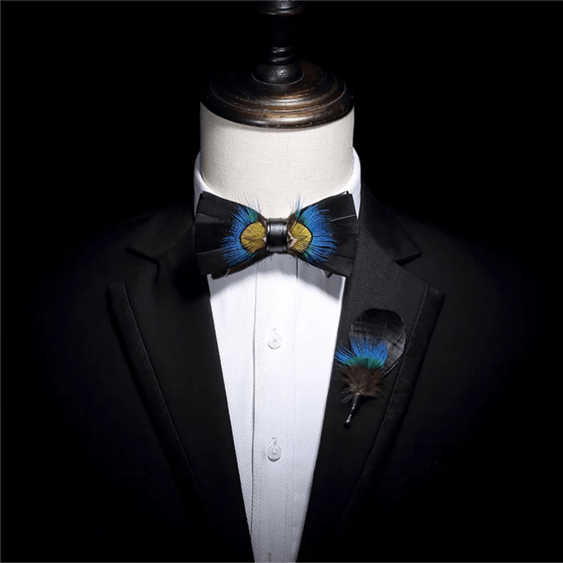 Papillon con piume di fagiano blu e nere con spilla da bavero