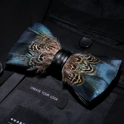 Papillon vintage con piume verde e marrone con spilla da bavero