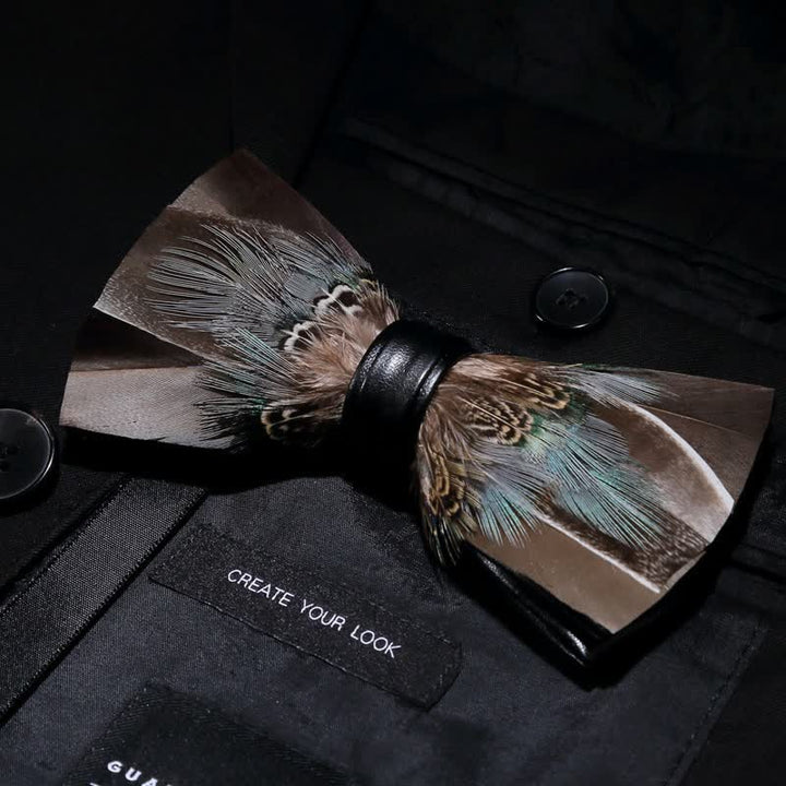 Papillon rustico marrone con piume per bambini con spilla da bavero