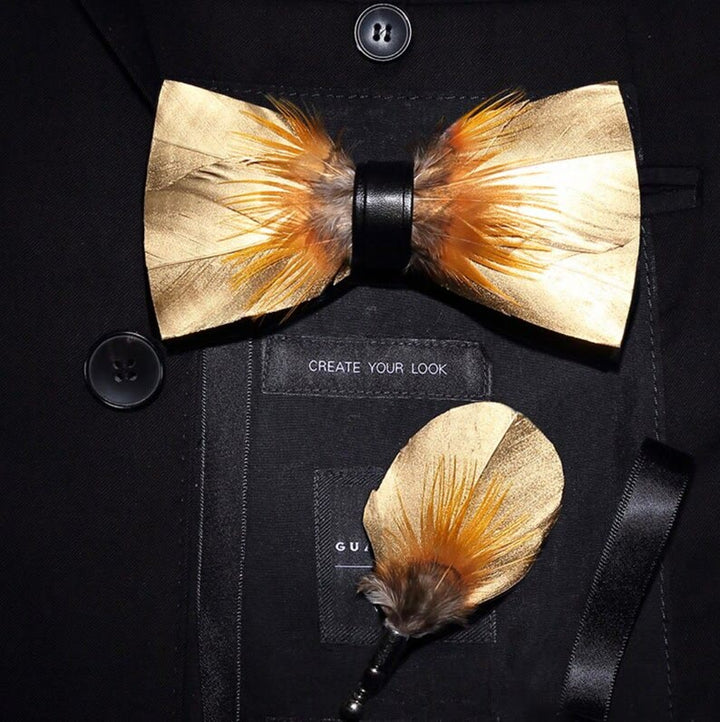 Papillon con piume color oro e tabacco e spilla da bavero