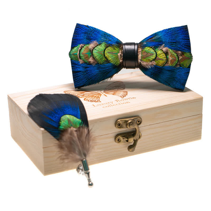Papillon con piume blu e verde-giallo con spilla da bavero