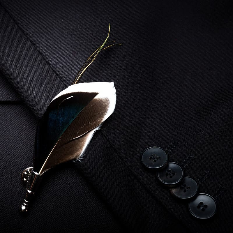 Papillon vintage con piume blu navy e marrone con spilla da bavero