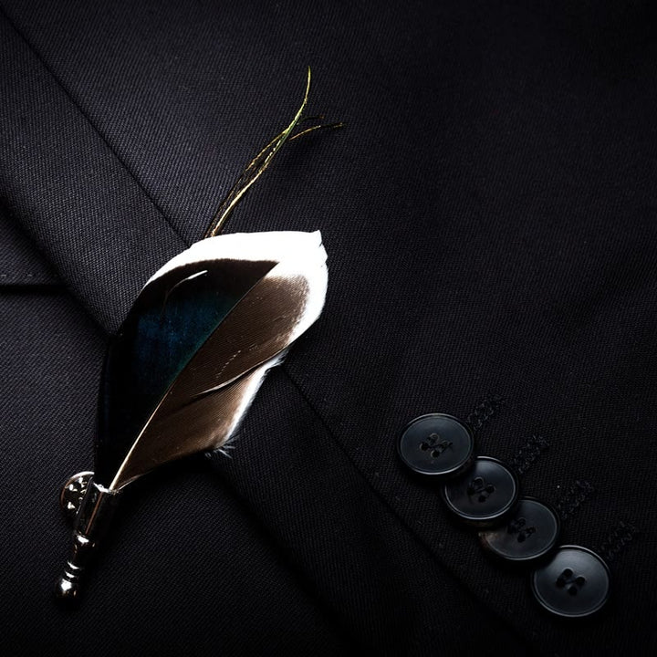 Papillon vintage con piume blu navy e marrone con spilla da bavero