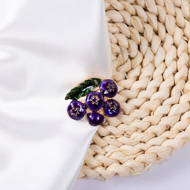 Spilla da donna con mirtillo e frutto del re