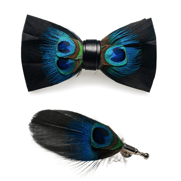 Papillon con piume di pavone blu e nere con spilla da bavero