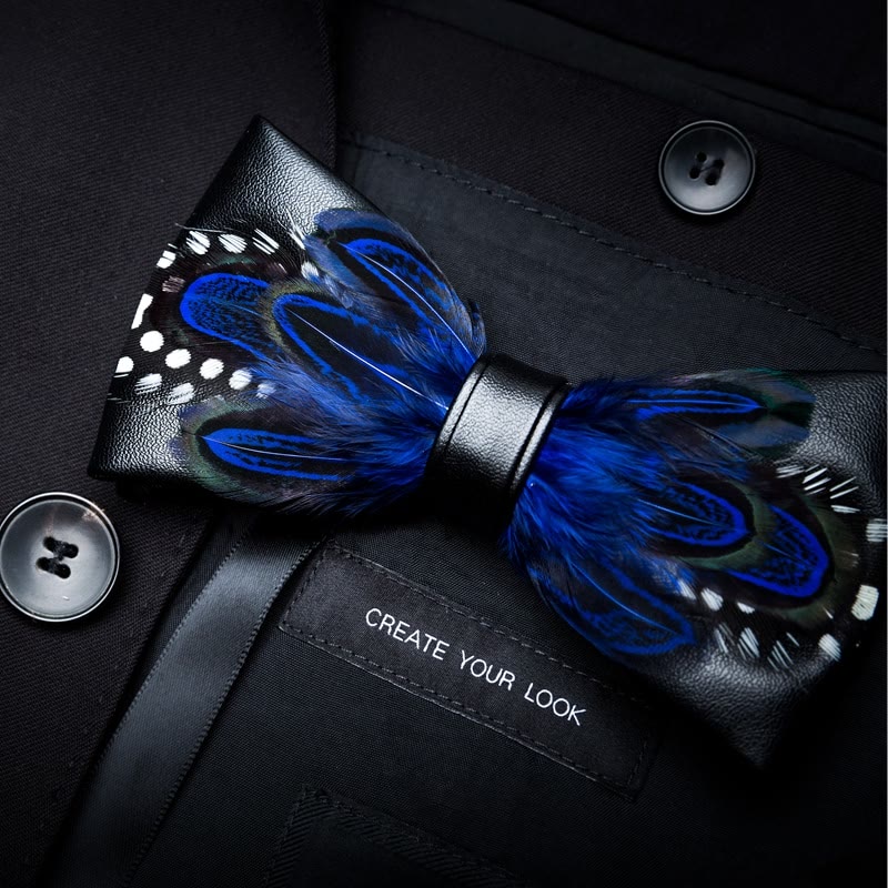 Papillon con piume vivaci a pois bianchi blu scuro con spilla da bavero