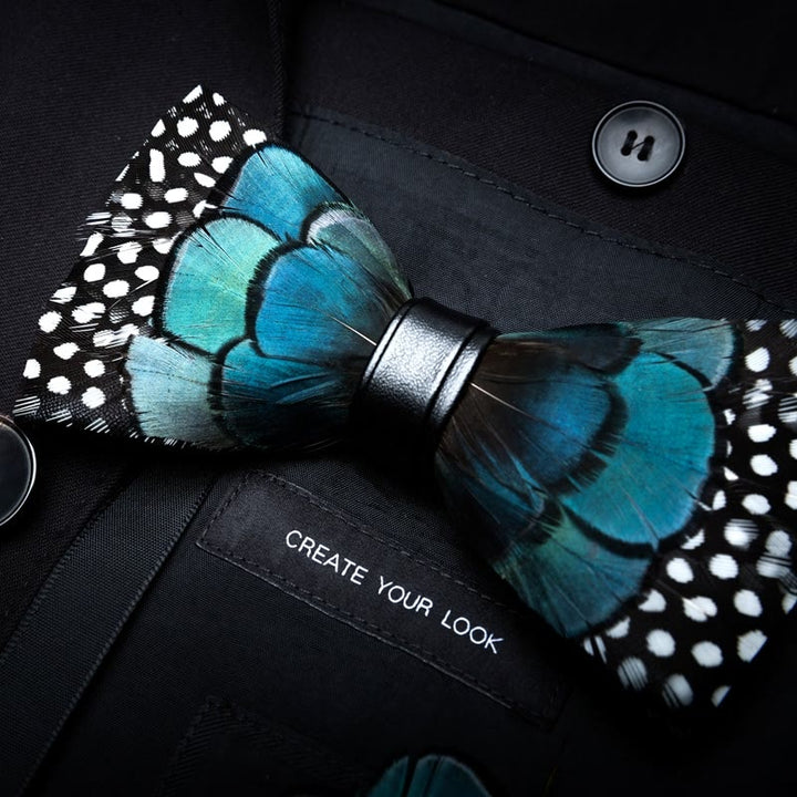 Papillon con piume nere e turchesi per bambini con spilla da bavero