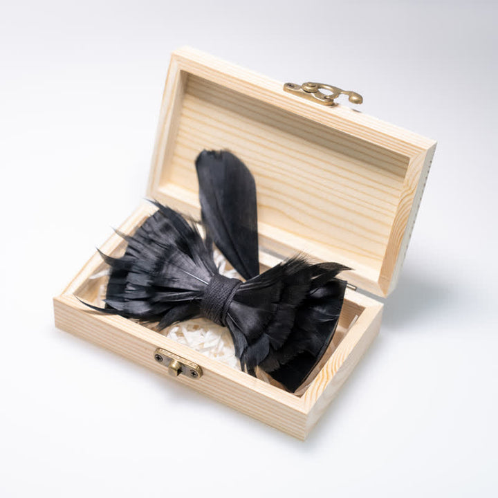 Papillon con piume nere per bambini con spilla da bavero