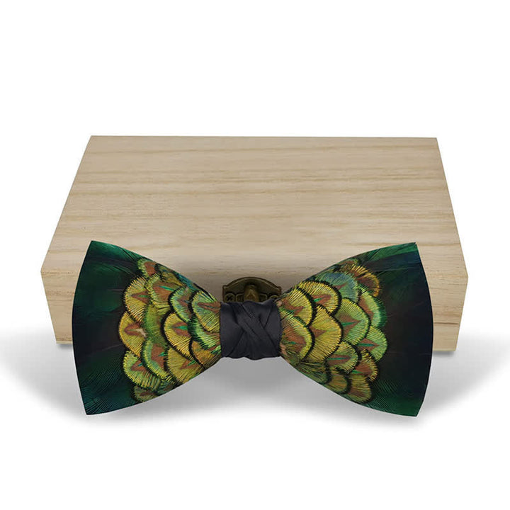 Papillon in piuma d'oca giallo-verde e nero della foresta