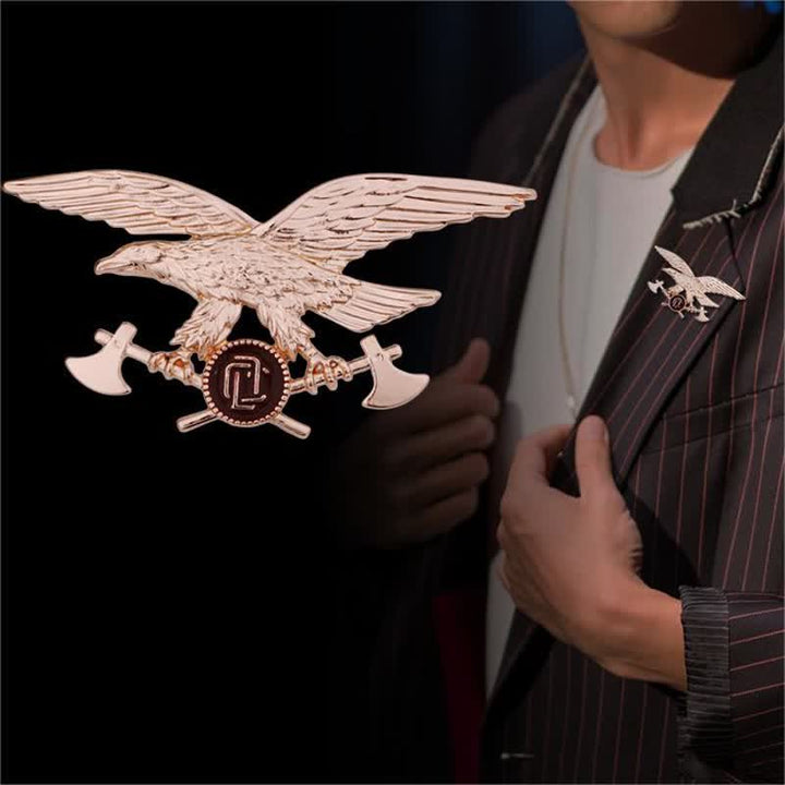Spilla aquila retrò da uomo con ascia