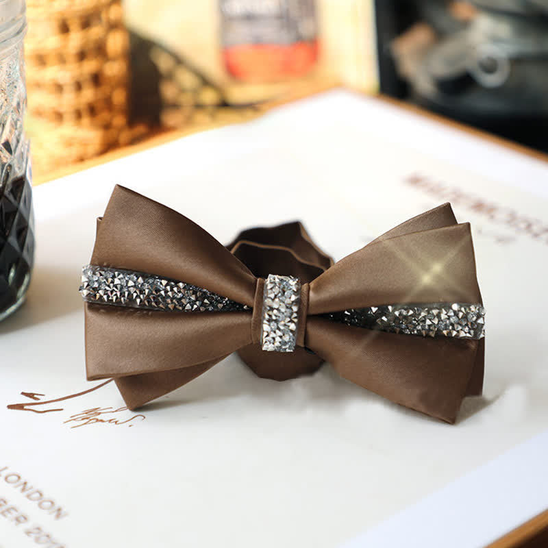 Set da uomo con papillon e fazzoletto da taschino in raso con strass scintillanti