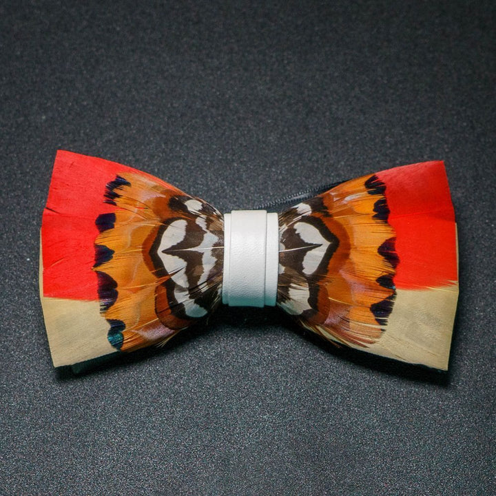 Papillon con piume vivaci arancioni e bianche con spilla da bavero - image 1