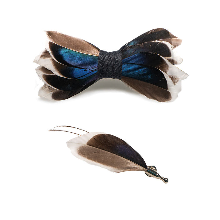 Papillon con piume grazioso blu scuro e marrone con spilla da bavero