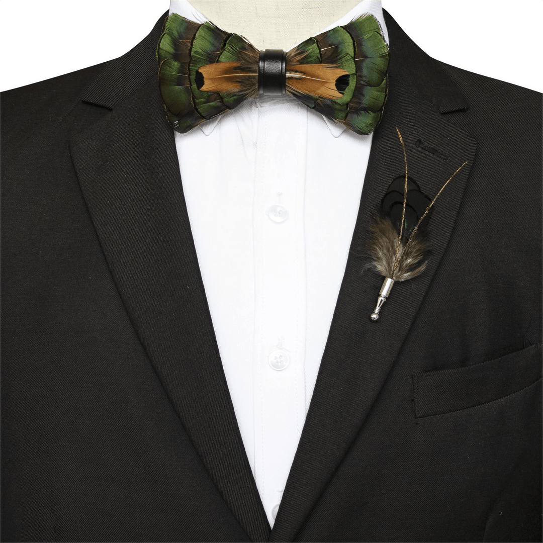 Papillon con piume verde smeraldo e oro con spilla da bavero
