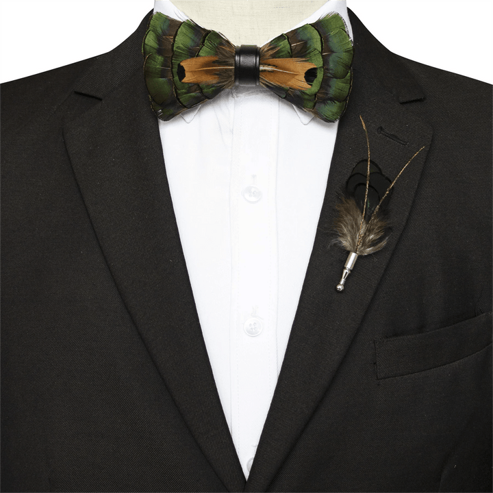Papillon con piume verde smeraldo e oro con spilla da bavero