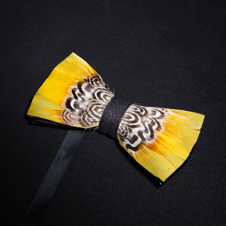 Papillon con stampa tigre gialla e spilla da bavero