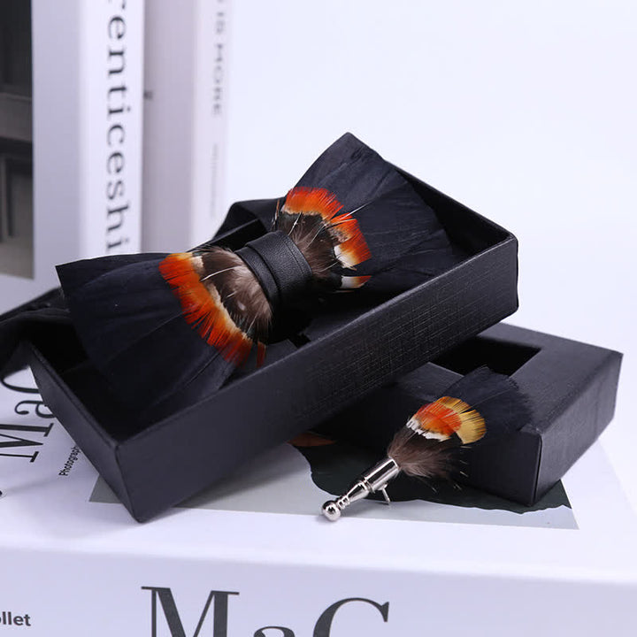 Papillon con piume nere e arancioni con spilla da bavero
