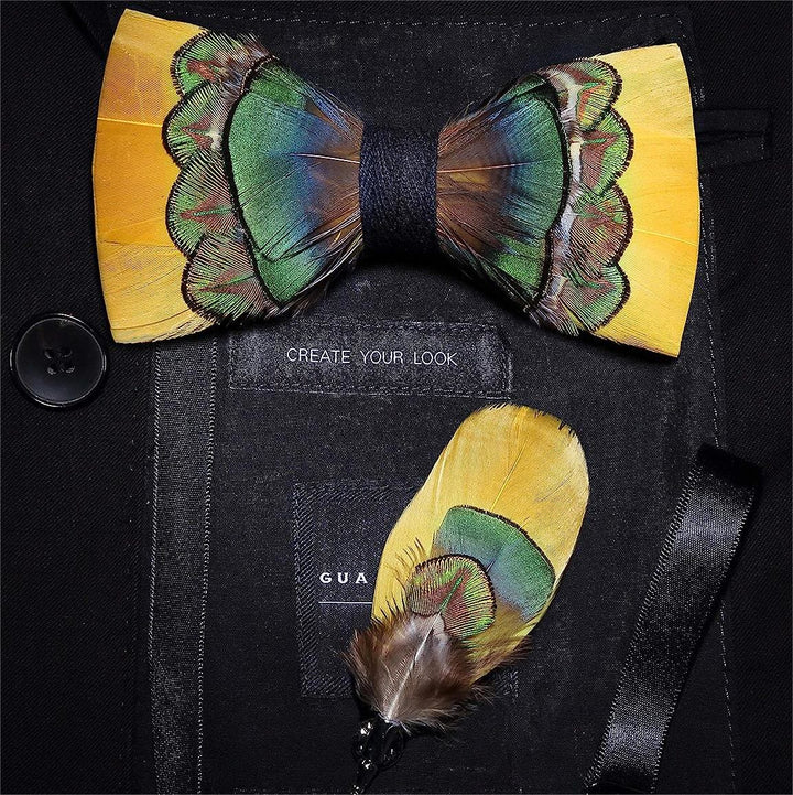 Papillon con piume di pavone giallo brillante e verde con spilla da bavero