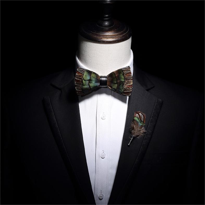 Papillon retrò con piume marrone e verde foresta per bambini con spilla da bavero