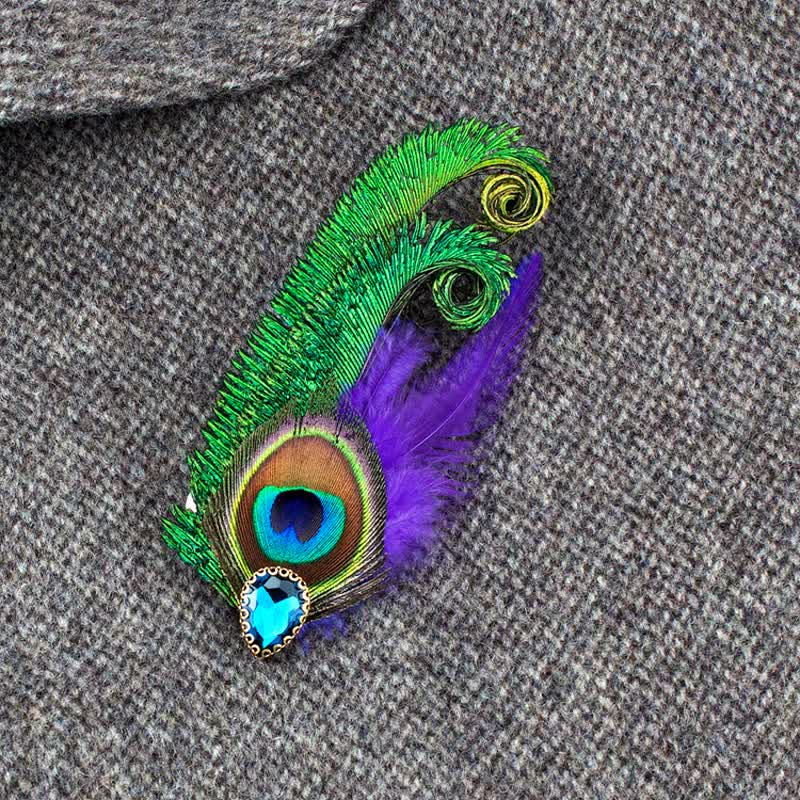 Spilla con piume di pavone e strass