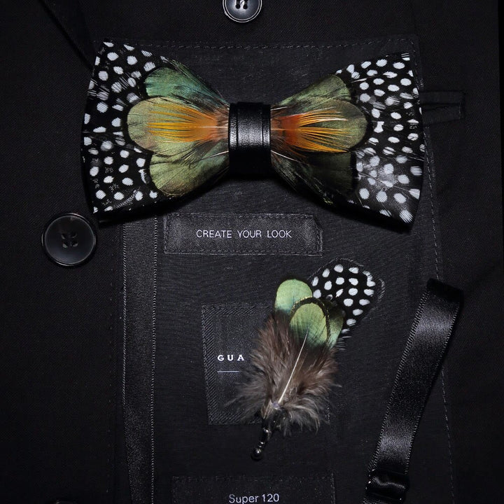 Papillon con piume a pois bianchi verde foresta e arancione con spilla da bavero