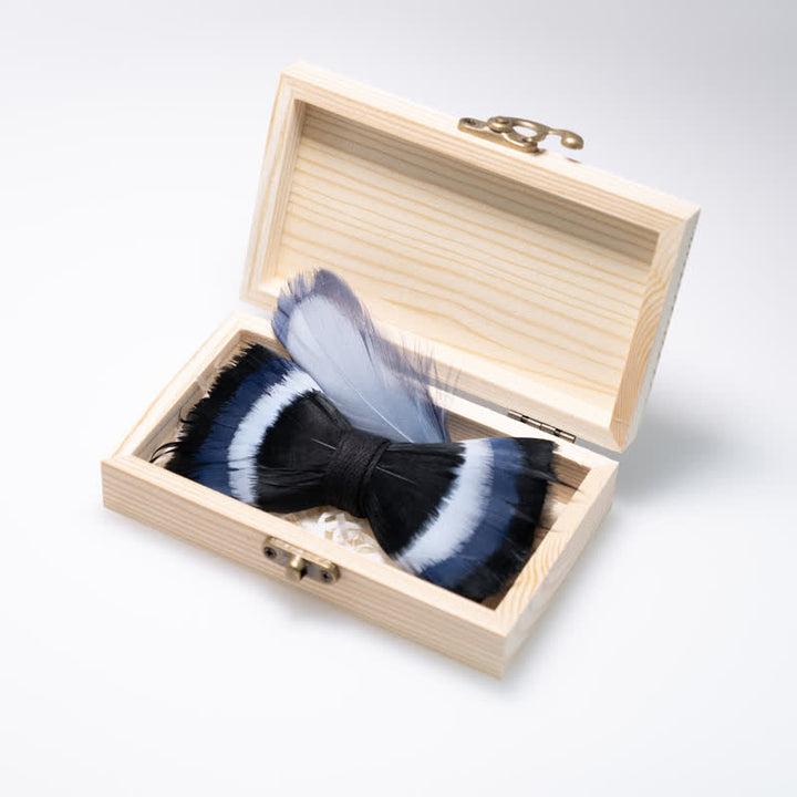 Papillon con piume nere e blu sfumate con spilla da bavero
