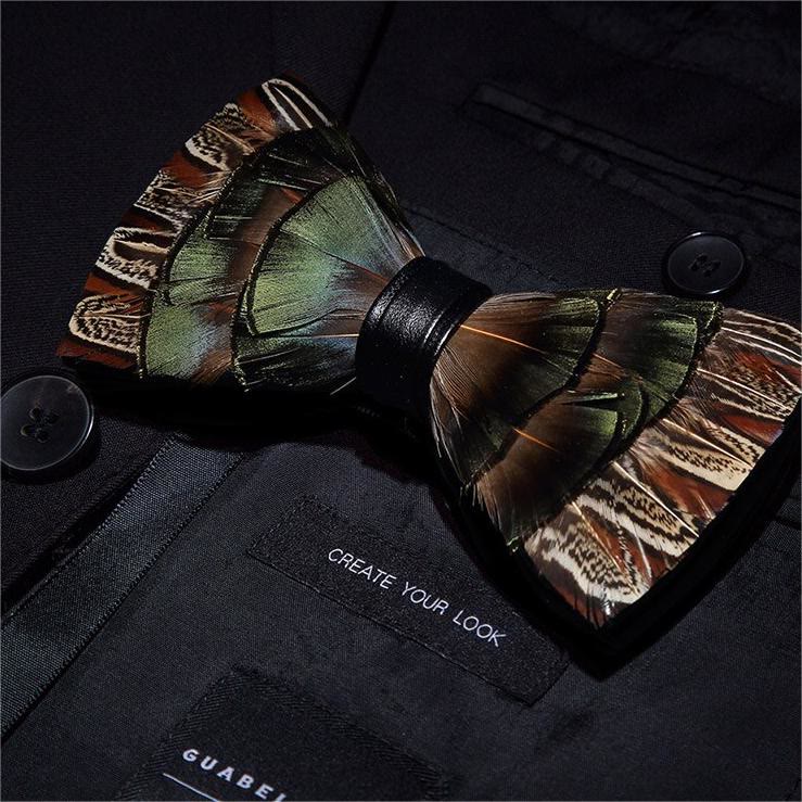 Papillon retrò con piume marrone e verde foresta per bambini con spilla da bavero