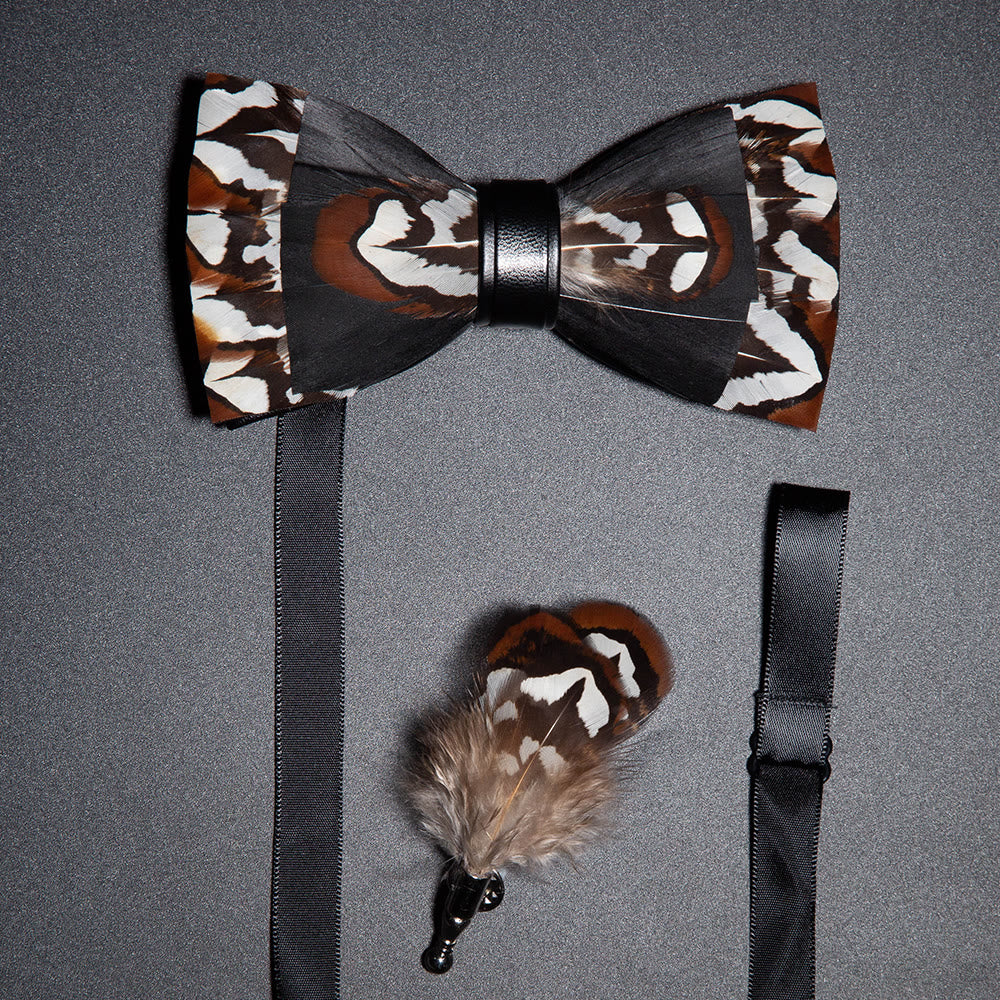 Papillon nero e marrone con piume delicate e spilla da bavero - Nero e marrone - image 0