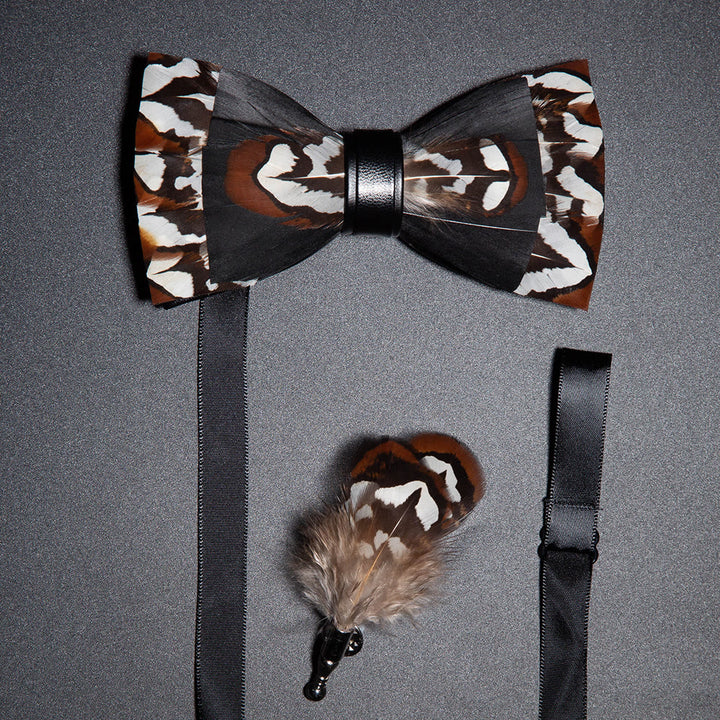 Papillon nero e marrone con piume delicate e spilla da bavero