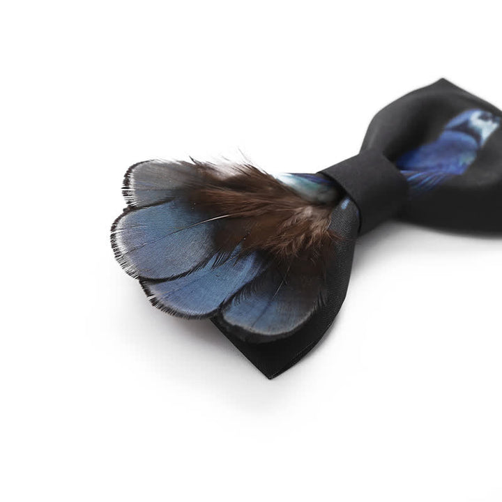 Papillon con piume di gazza blu e nero