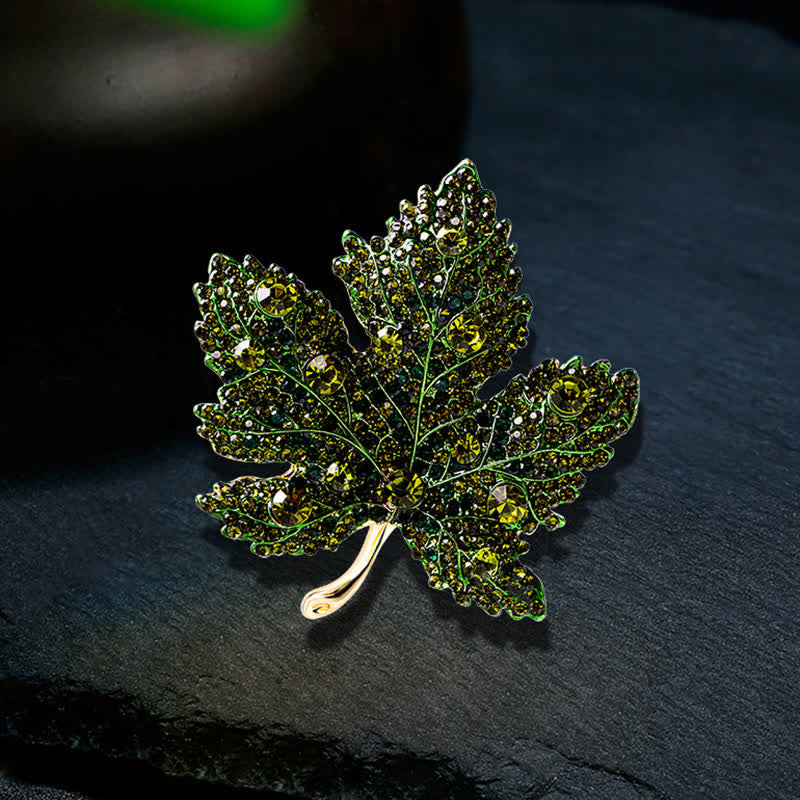 Spilla da donna a forma di foglia d'acero con cristalli e strass