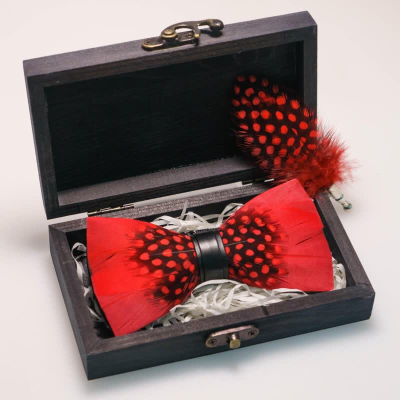 Papillon con piume di fringuello rosse e nere con spilla da bavero - image 5