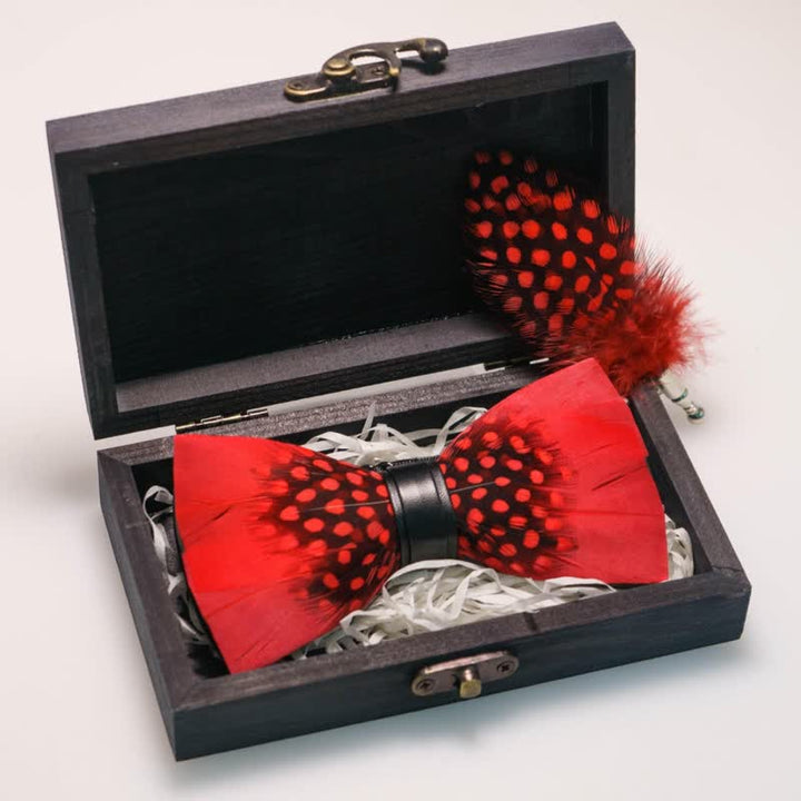 Papillon con piume di fringuello rosse e nere con spilla da bavero - image 5