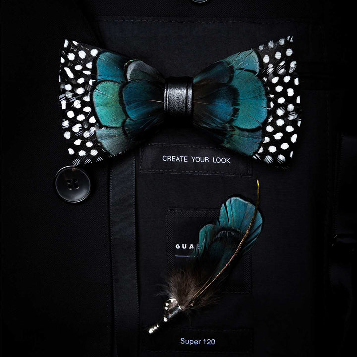 Papillon con piume nere e turchesi per bambini con spilla da bavero