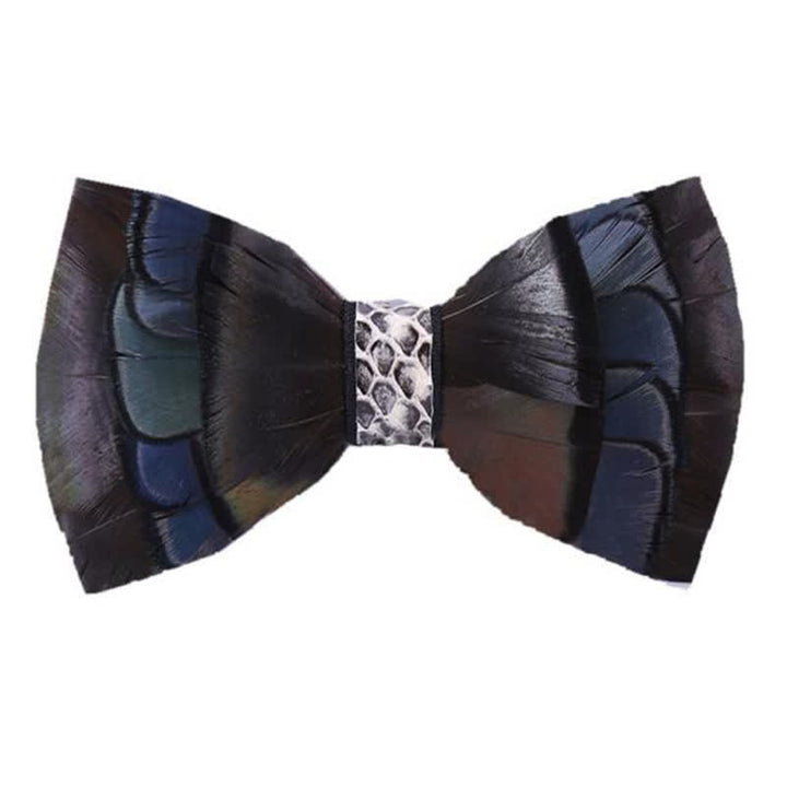 Papillon con piume a forma di serpente viola e blu