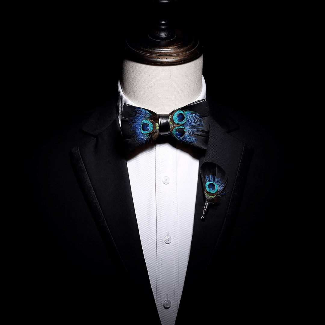 Papillon con piume di pavone blu e nere per bambini con spilla da bavero