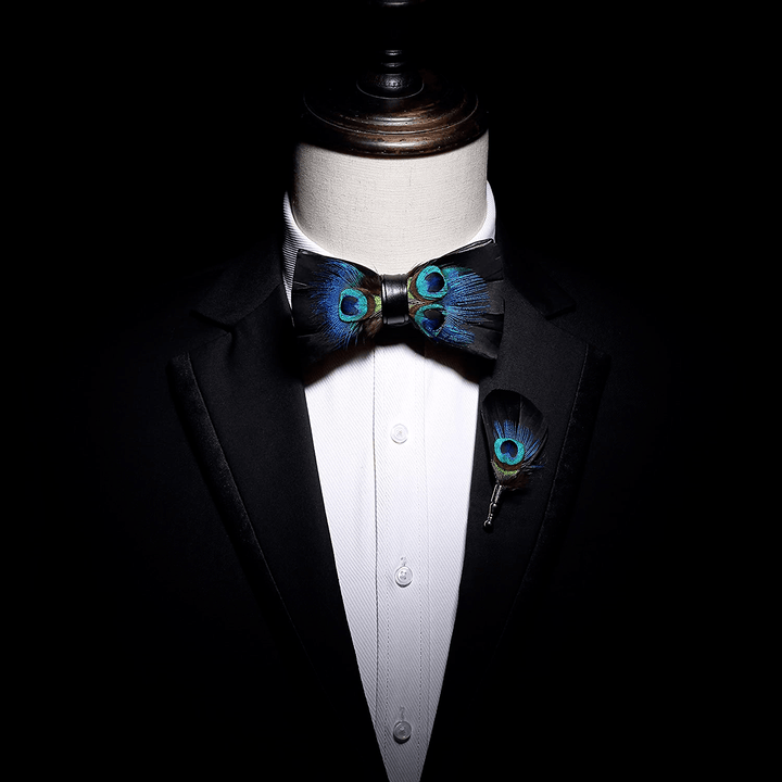 Papillon con piume di pavone blu e nere per bambini con spilla da bavero