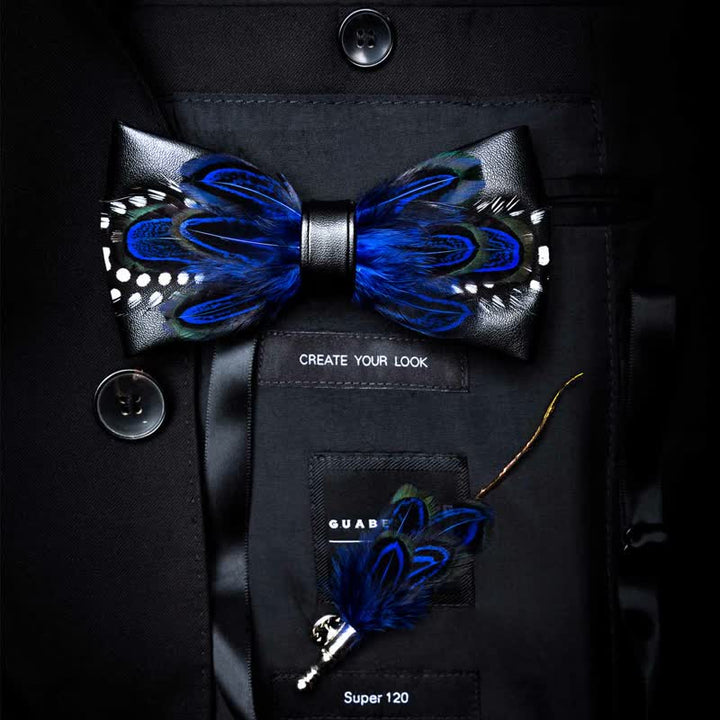Papillon con piume vivaci a pois bianchi blu scuro con spilla da bavero