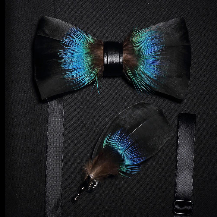 Papillon versatile in piuma nero e blu con spilla da bavero