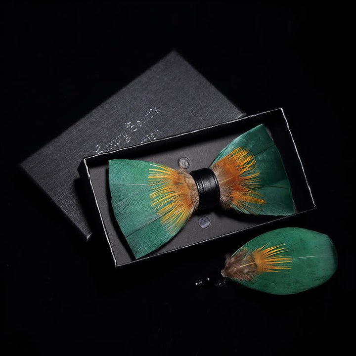 Papillon con piume verde foresta e gialle con spilla da bavero