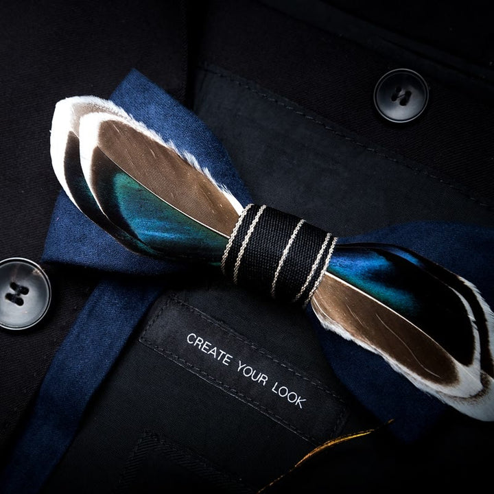Papillon vintage con piume blu navy e marrone con spilla da bavero