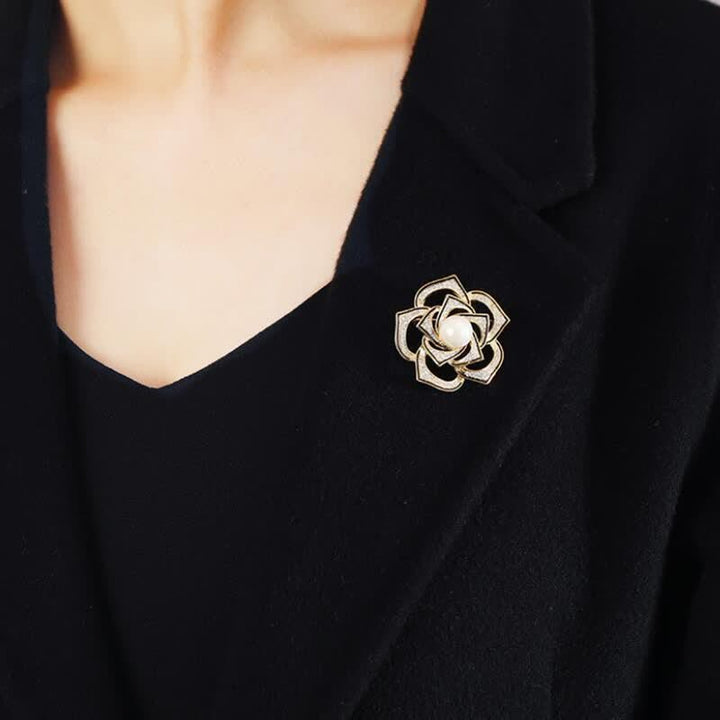 Spilla decorativa da donna con camelia cava